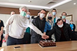 Türkiye’nin ilk yüz nakli olan Uğur Acar ve ikinci yüz nakli Turan Çolak 10. yıllarını hastanedekutladı