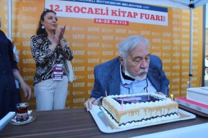 12. Kocaeli Kitap Fuarı’nda sevenleri ve okurlarıyla buluşan tarihçi-yazar İlber Ortaylı’ya doğum günü sürprizi yapıldı