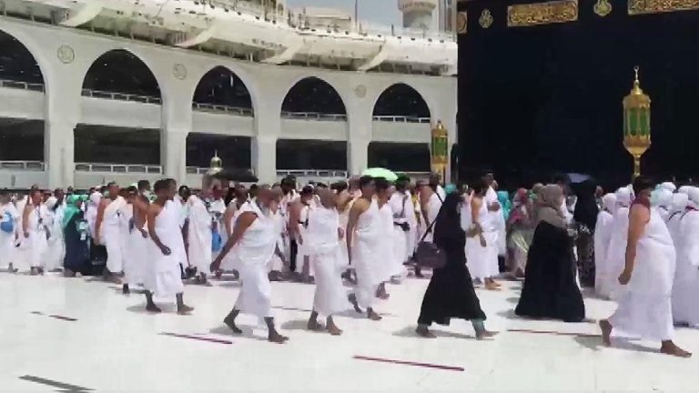 2 yıllık hasret sona erdi: Müslümanlar umre ibadeti için Kabe’de buluştu