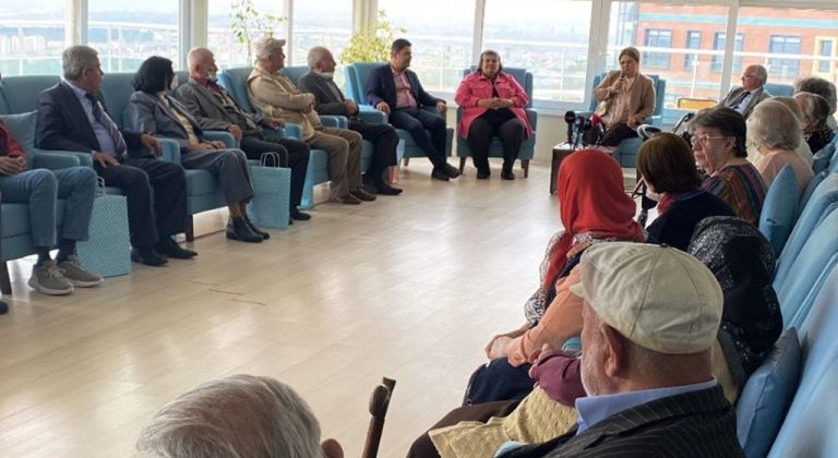 Bakan Derya Yanık İstanbul’da Huzurevleri Sakinleriyle Bayramlaştı