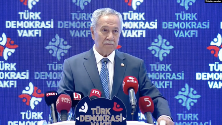 AKP’li Arınç: “Kral Çıplak Demenin Vaktidir”