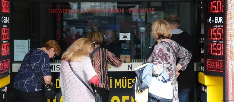 Ekonomistler: KKM dolarizasyonu dizginlemiyor