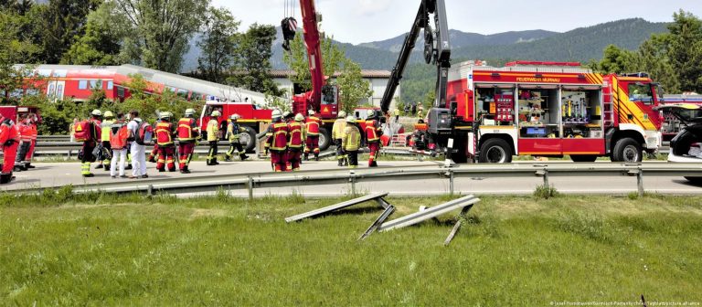 Almanya’da tren kazası: En az dört kişi yaşamını yitirdi