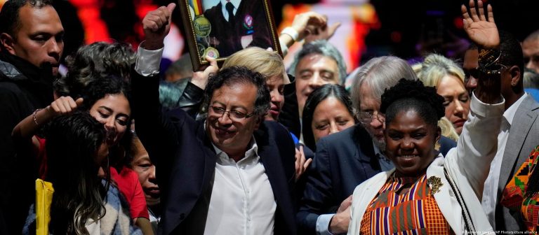 Kolombiya’nın ilk solcu devlet başkanı Gustavo Petro oldu