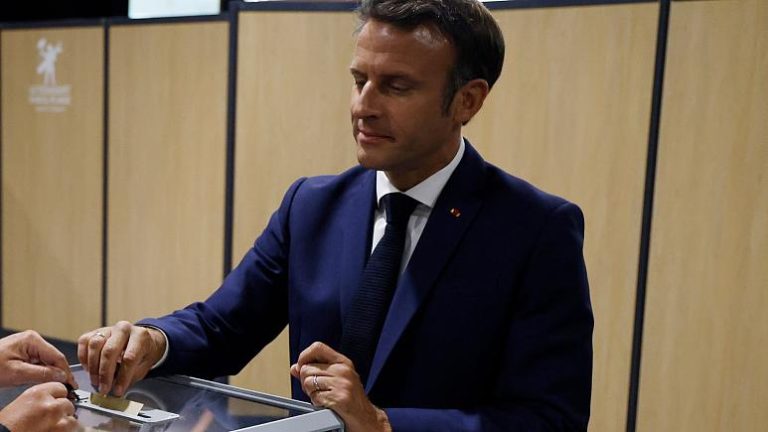 Fransa’da parlamento seçimleri: Macron ile Melenchon liderliğindeki ittifak başa baş gidiyor