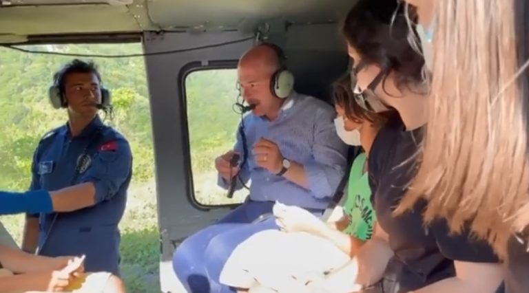 Bakan Soylu, helikoptere binmek isteyen çocukları kırmadı