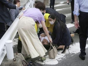 Japonya eski Başbakanı Şinzo Abe silahlı saldırıya uğradı