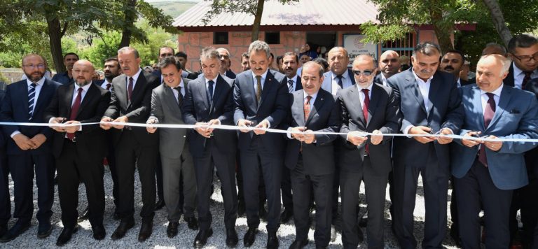 Bakan Özer, Güroymak Üzümveren Köy Yaşam Merkezi’nin açılışını yaptı 