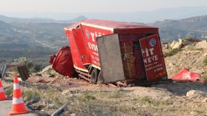 Mersin’de nakliye kamyonu yoldan çıktı: 4 ölü
