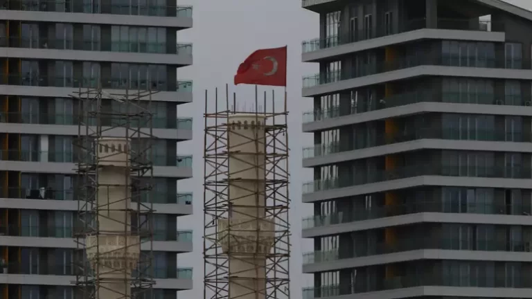 Merkez Bankası’nın faiz indirimi konut kredilerine yansır mı? Uzmanlar euronews’e değerlendirdi