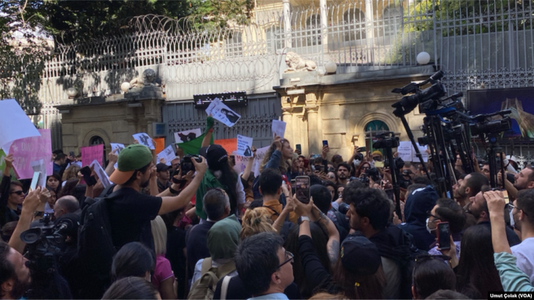 İran’ın Başkonsolosluğu Önünde Mahsa Amini Protestosu