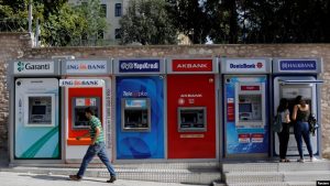 Türkiye’de İki Banka Rus Ödeme Sistemini Askıya Aldı