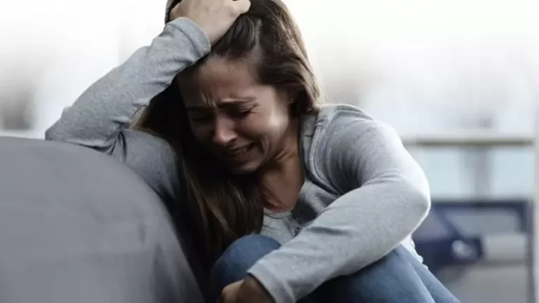 Araştırma: Yalnızlık ve depresyon insanları sigara içmekten daha hızlı yaşlandırabiliyor