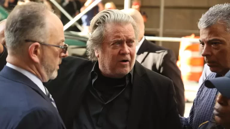 Trump’ın baş stratejisti Steve Bannon New York’ta mahkemeye giderek teslim oldu