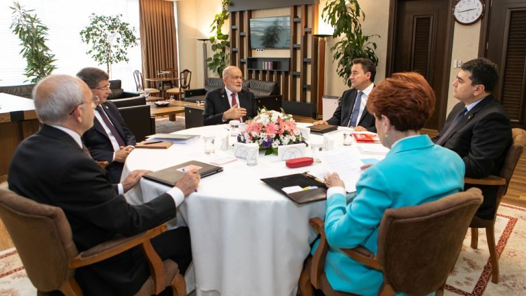 Financial Times’tan 6’lı masa haberi: Bazı partililer birlikte çay içmeyi bile reddediyor