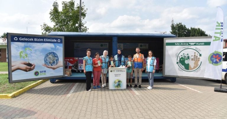 Kartepe’ye kurulan “Mobil (Seyyar) Atık Getirme Merkezi”ni bin kişi ziyaret etti