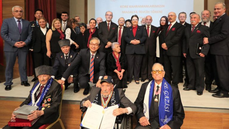 Aile ve Sosyal Hizmetler Bakanı Derya Yanık, Kore Gazisine Madalya Tevcihi Törenine Katıldı