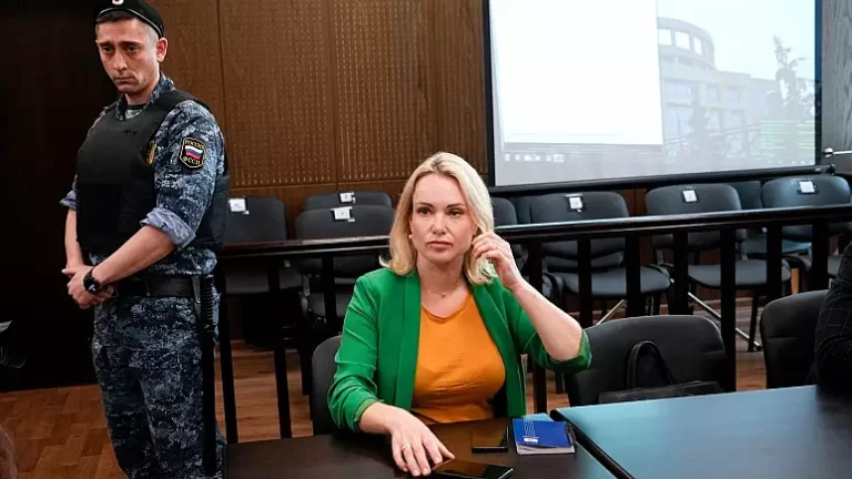 Ukrayna savaşına karşı çıktığı için ev hapsine alınan gazeteci Marina Ovsyannikova Rusya’dan kaçtı