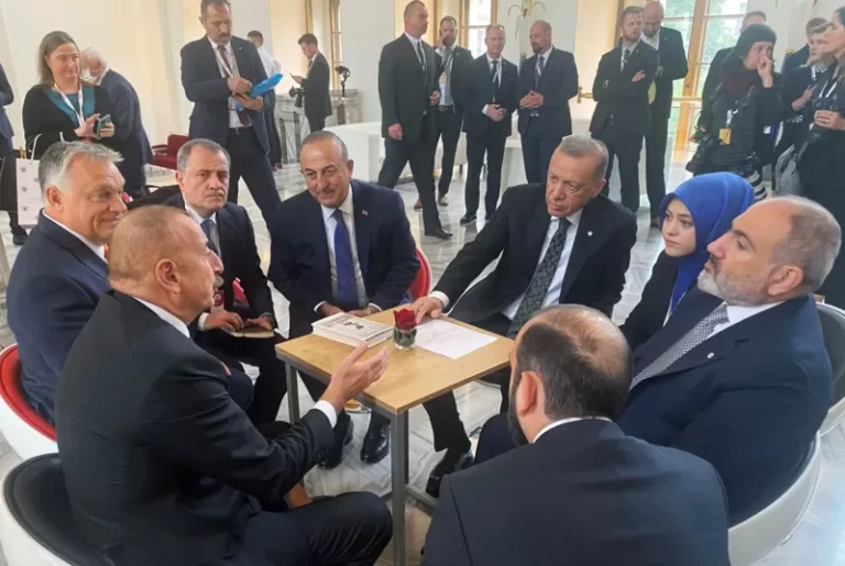 Erdoğan, Paşinyan ve Aliyev, Prag’da bir araya geldi