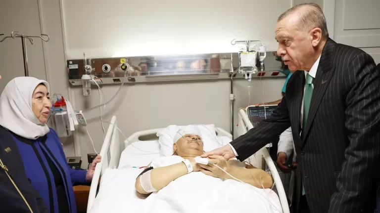 Cumhurbaşkanı Erdoğan Binali Yıldırım’ı hastanede ziyaret etti