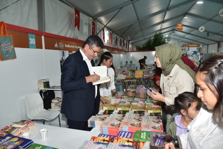 Eğitimci – Yazar Alişan Kapaklıkaya, “Çocuk yetiştirmek özen ister”