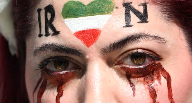 İranlı taraftarların protestosu Galler maçında da sürdü