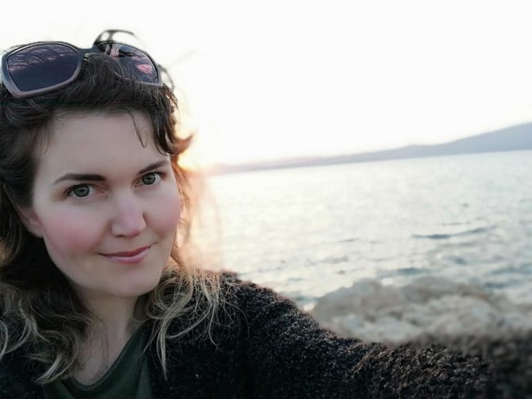 Gül Kabacaoğlu’nun ilk Sİngle çalışması Spotify’dan sonra iTunes müzik marketlerde yerini aldı