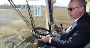 Hollanda’nın Volkskrant Gazetesi Cumhurbaşkanı Erdoğan’a ayırdığı iki sayfada 15 fotoğraf kullandı…