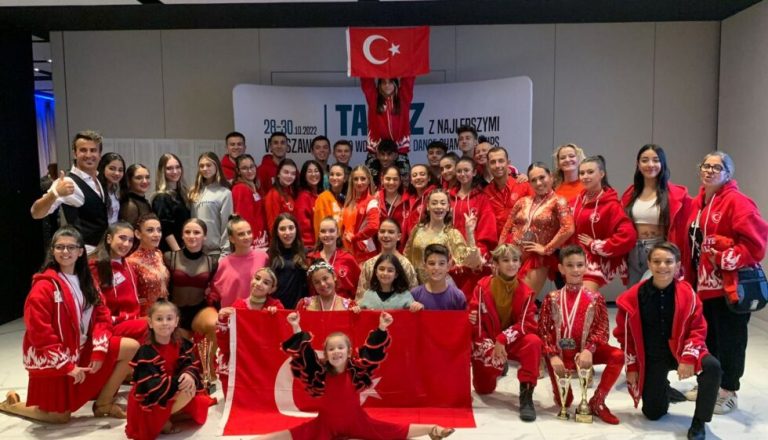 Neşeli bir pazar günü dileğimle: Dansçılarımız Varşova’da göz kamaştırdılar…