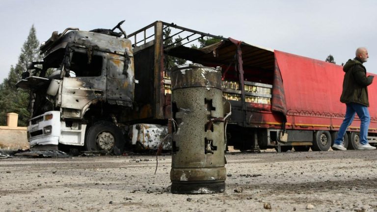 Okulun önündeki tır çocukları roketlerden korudu