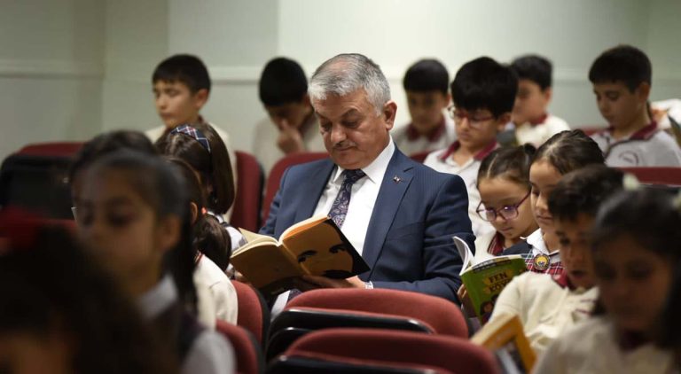 Okuyan Gençlerle Bir Arada Olmak Beni Her Zaman Mutlu Ediyor