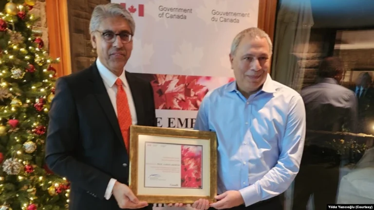 Yaman Akdeniz’e İnsan Hakları Ödülü Sunuldu