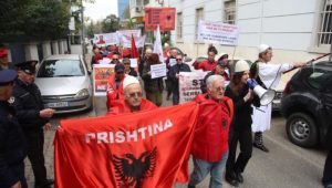 Arnavutluk’ta, Kosova’ya destek eylemi…