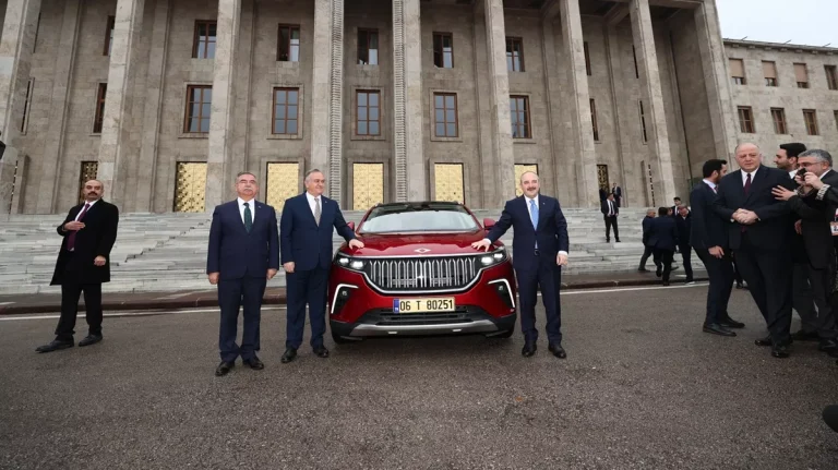Muhalefetin hazımsızlığına cevap! Bakan Varank, TOGG’la TBMM’ye geldi