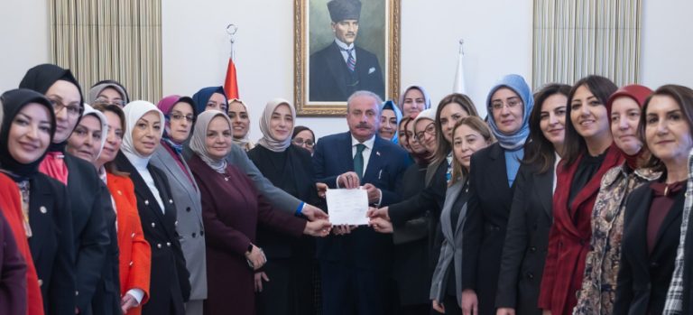 Başörtüsüne yönelik Anayasa değişikliği teklifi TBMM’de