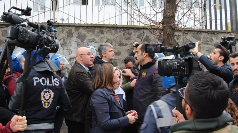 HDP’li vekilden polislere küstah tehdit: Bu kenti birbirine katarız