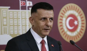 Milliyetçi Hareket Partisi (MHP) İstanbul Milletvekili Hayati Arkaz, ‘sigara içen kişiler içmeyenlere göre 4 kat daha fazla kalp krizi riski taşıyor’