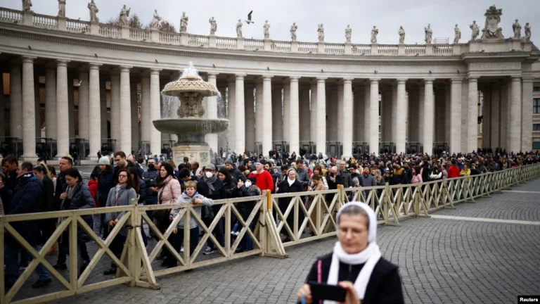 Binlerce Kişi Eski Papa’nın Naaşını Görmek için Sırada
