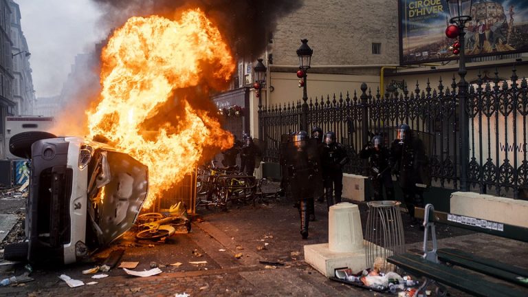 Fransa’da ‘grev’ dalgası: Paris savaş alanına döndü