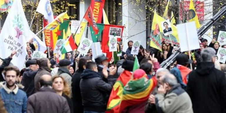 Kur’an-ı Kerim Yakılmasının Ardından İsveç’te PKK Gösterisi