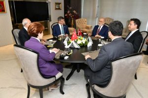 Altılı Masa Akşener’in ev sahipliğinde toplanıyor: Gündemde aday belirleme, geçiş süreci ve seçim bildirgesi var