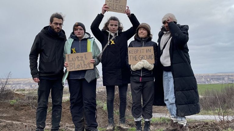 İsveçli çevre aktivisti Greta Thunberg, Almanya’da ‘linyit köyü’ eylemcileriyle birlikte yürüdü