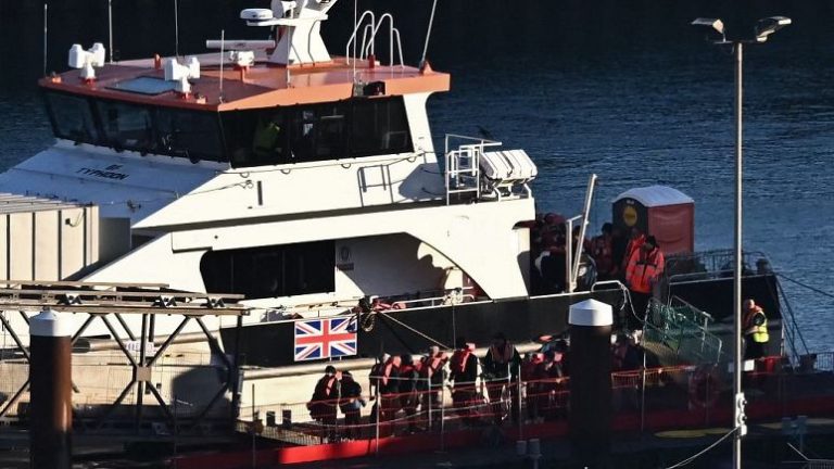 Manş Denizi’nden İngiltere’ye rekor göçmen geçişi, geçen yıl 45 bin oldu