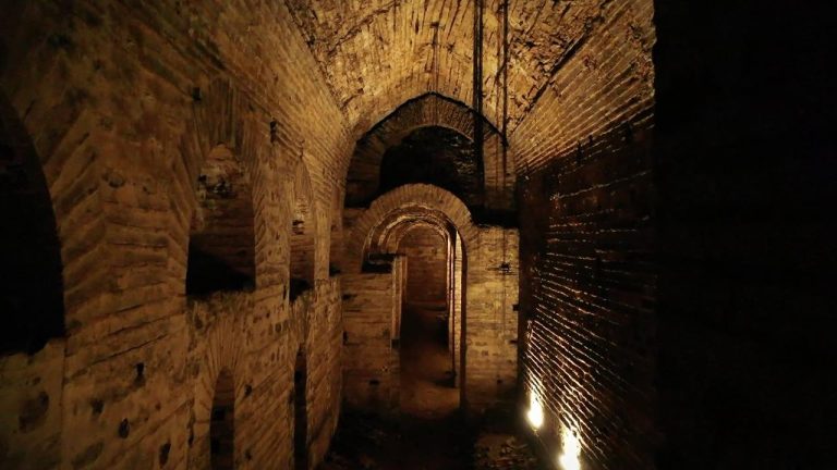 Kayıp saray: Mangana