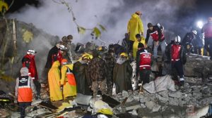 Dünyanın farklı ülkelerinden, Türkiye’deki afet için gönderilen yardımlar aralıksız devam ediyor