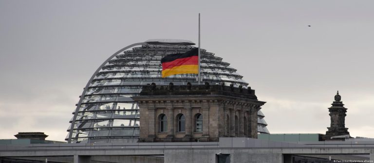 Berlin ve Bonn’da bayraklar yarıya indirildi