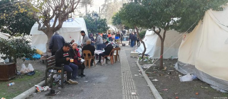 Hatay: Depremden kurtulduk, salgın hastalıktan öleceğiz