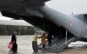 Adıyaman’da depremzedeler askeri uçaklarla tahliye edildi