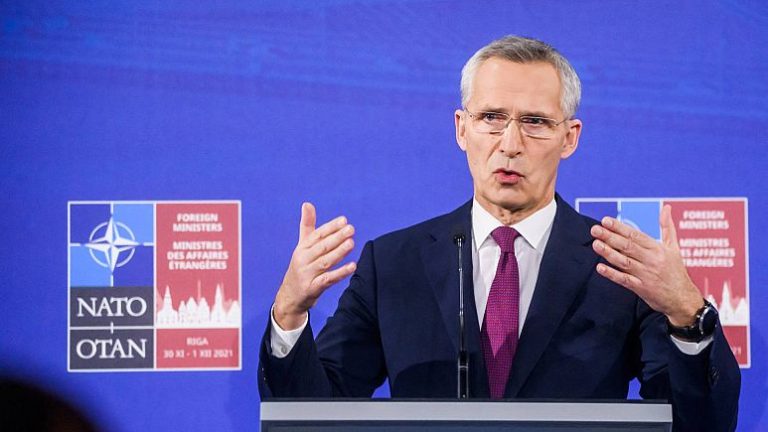 Stoltenberg ilk kez Finlandiya’nın İsveç’ten önce NATO’ya katılabileceği mesajını verdi