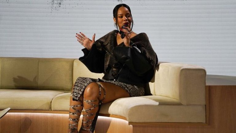 Dünyaca ünlü şarkıcı Rihanna, Super Bowl’un devre arası şovuyla sahneye dönüyor